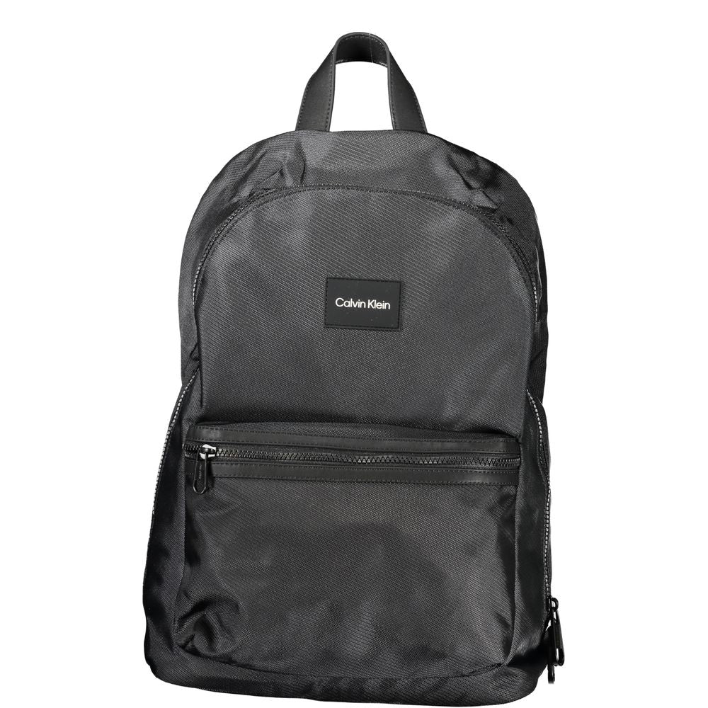 Sac à dos homme Calvin Klein en polyester noir avec compartiments et poignées réglables, vue de face.