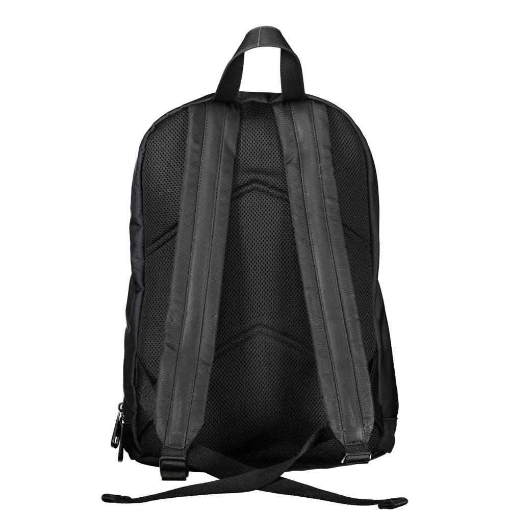 Sac à dos pour homme Calvin Klein en polyester noir, avec compartiments et logo de la marque visible.