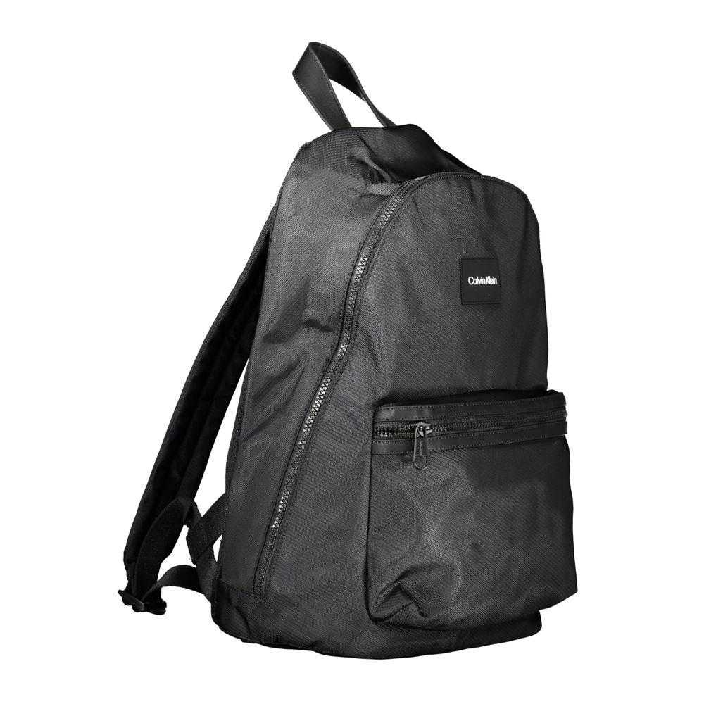 Sac à dos pour homme Calvin Klein en polyester noir, avec poches et design élégant visible sur l'image.