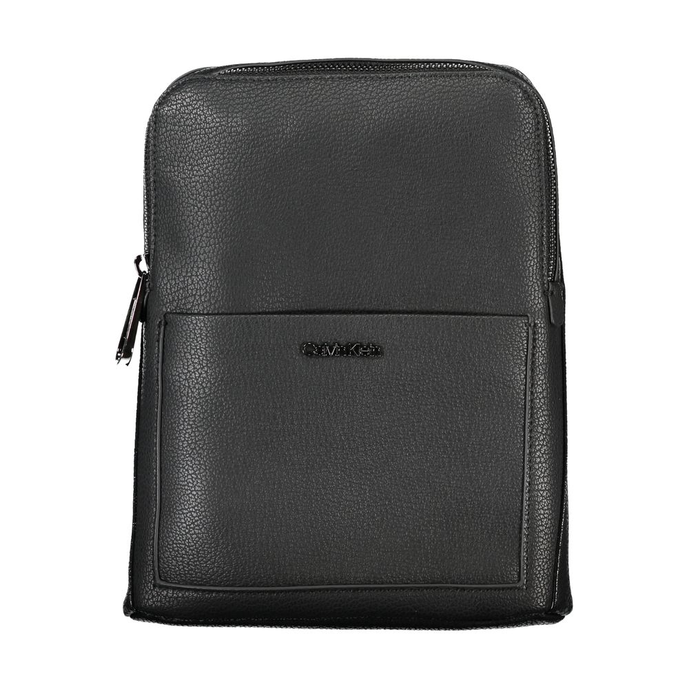 Sacoche homme Calvin Klein en polyuréthane noir, bandoulière réglable et design élégant, idéale pour un style moderne.