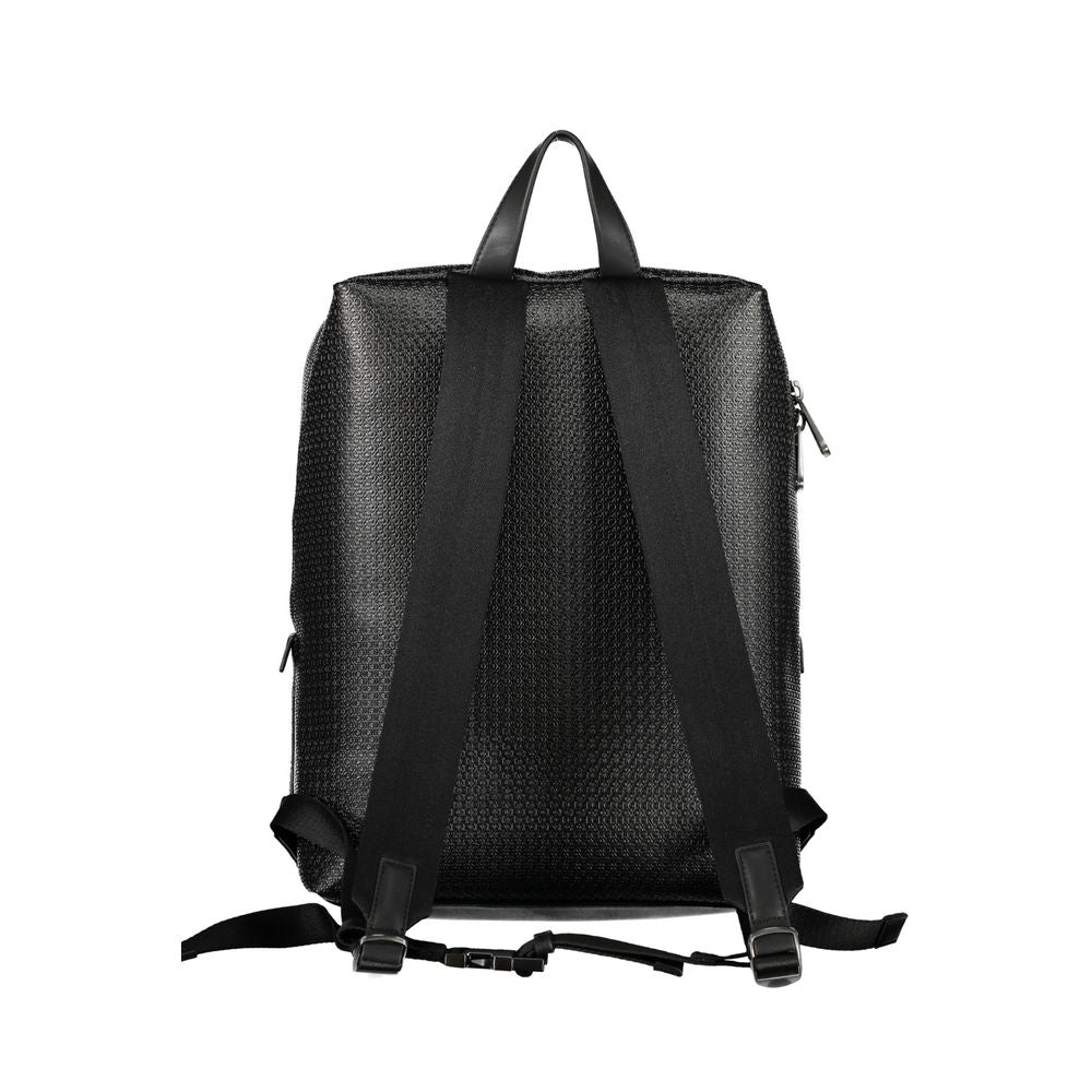 Sac à dos pour homme Calvin Klein en polyester noir, avec compartiments et logo visible sur le devant.