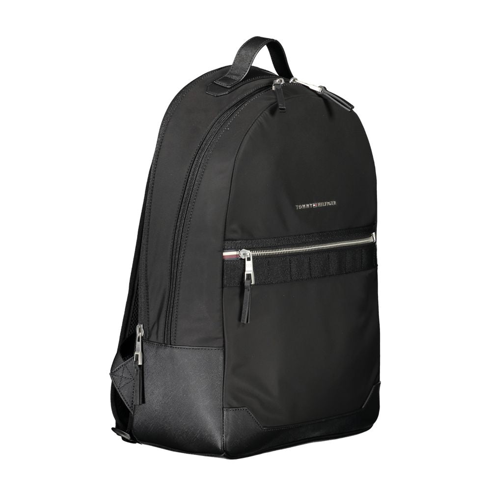 Sac à dos homme Tommy Hilfiger en polyester noir, avec compartiments pratiques et logo de la marque visible.