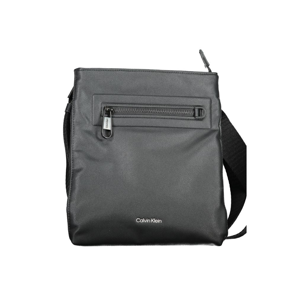 Sacoche homme en polyester noir de Calvin Klein, avec bandoulière réglable et logo visible sur le devant.