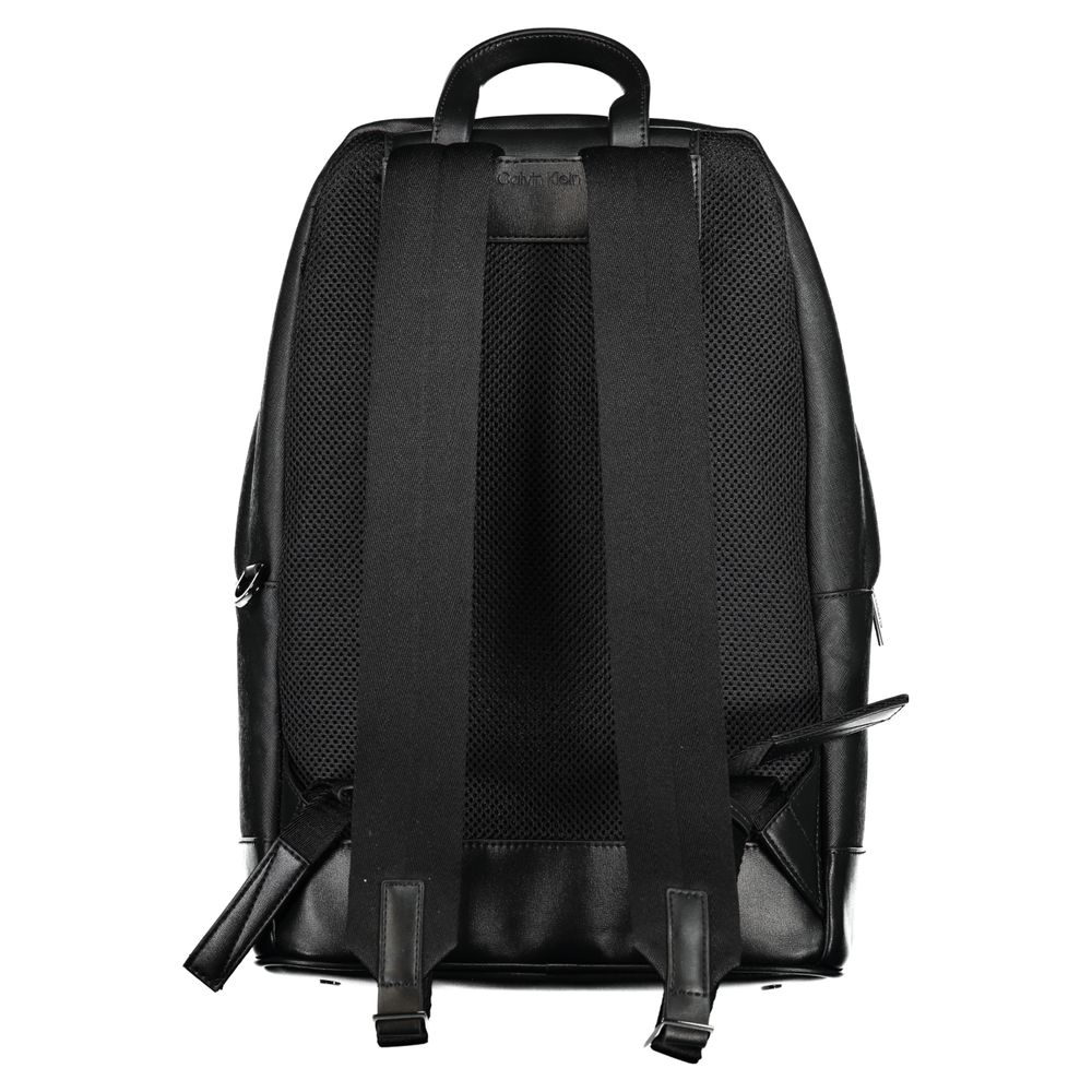 Sac à dos pour homme Calvin Klein en polyester noir, avec poches et bandoulière réglable, visible dans l'image.