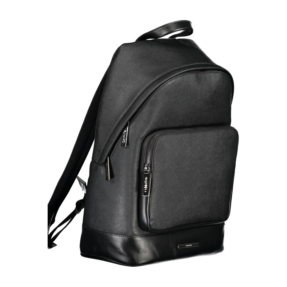 Sac à dos pour homme Calvin Klein en polyester noir, avec plusieurs compartiments et logo de la marque visible.