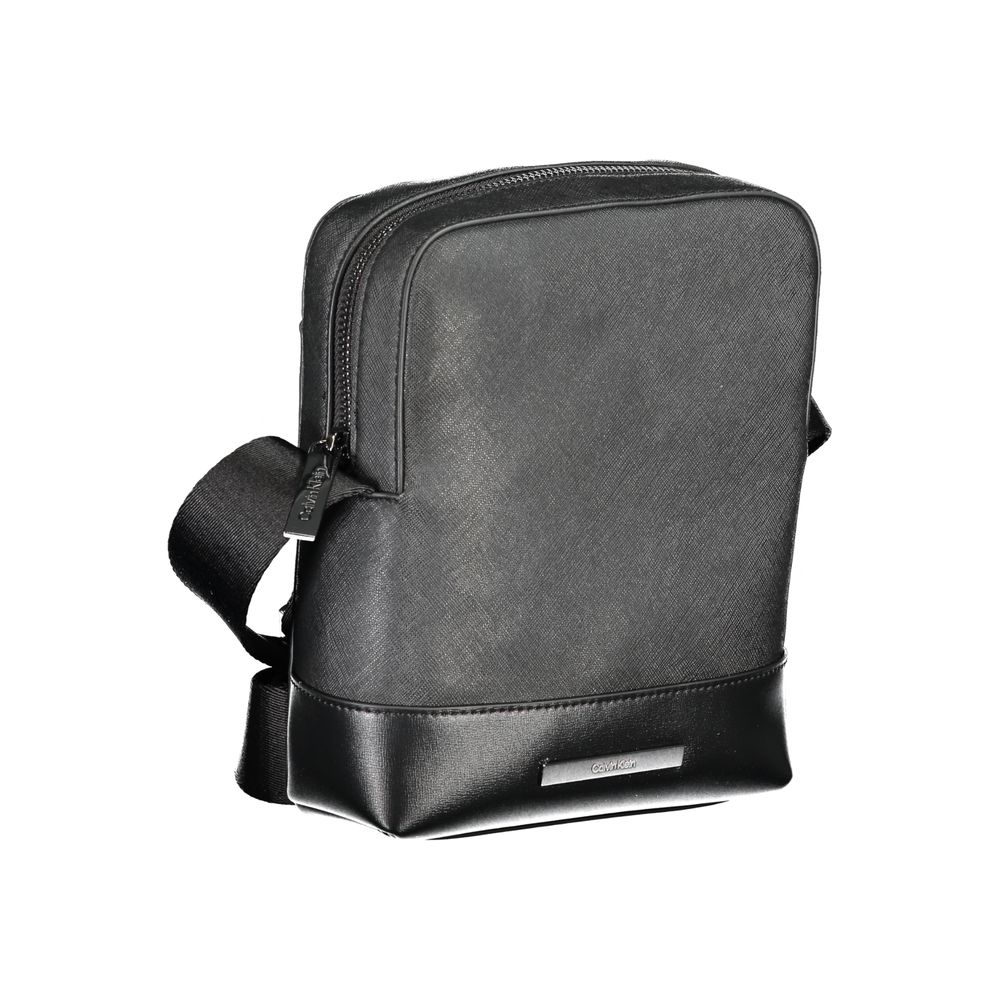 Sac à bandoulière pour homme Calvin Klein en polyester noir, avec poignet ajustable et logo de la marque visible.
