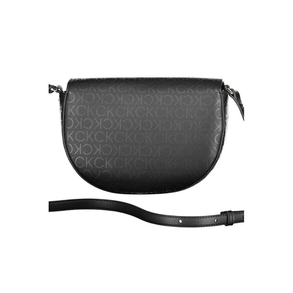 Sac à épaules en polyuréthane noir de Calvin Klein pour femmes, sac élégant avec détails modernes et design épuré.