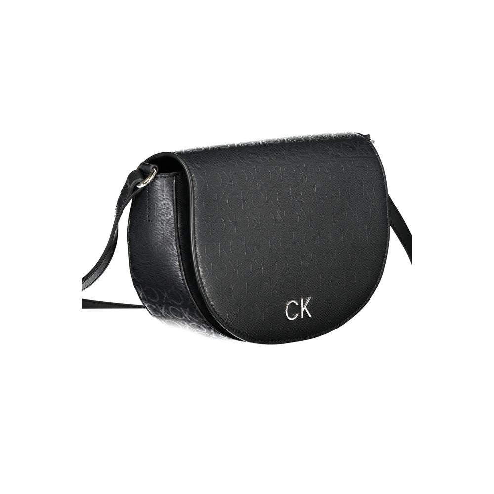 Sac à épaule pour femmes Calvin Klein en polyuréthane noir, design élégant avec détails modernes.