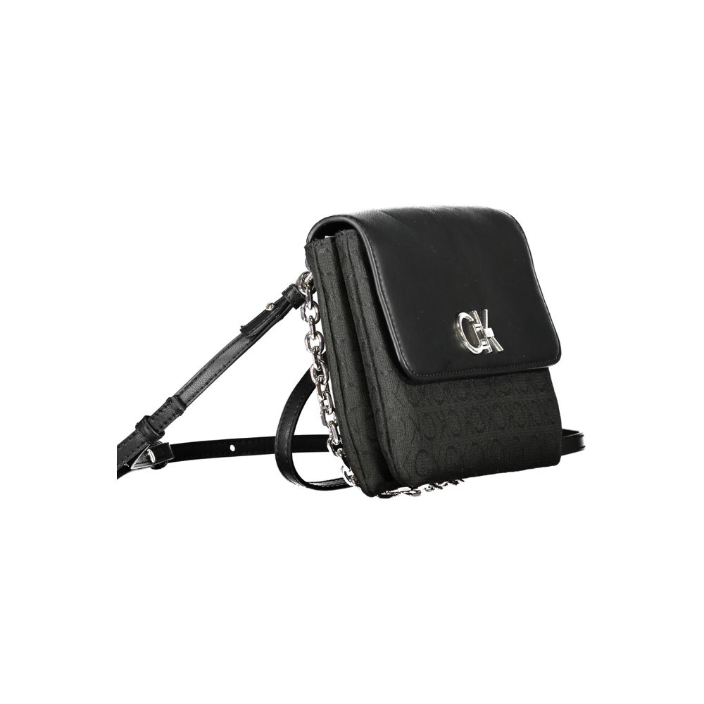 Sac à main pour femmes en polyester noir de Calvin Klein, avec poignées élégantes et design moderne.