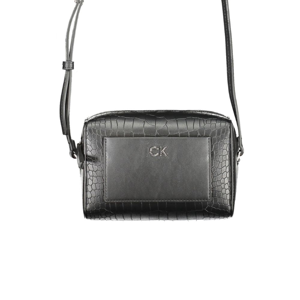 Sac à épaule en polyester noir pour femmes de la marque Calvin Klein, avec détails élégants et bandoulière ajustable.