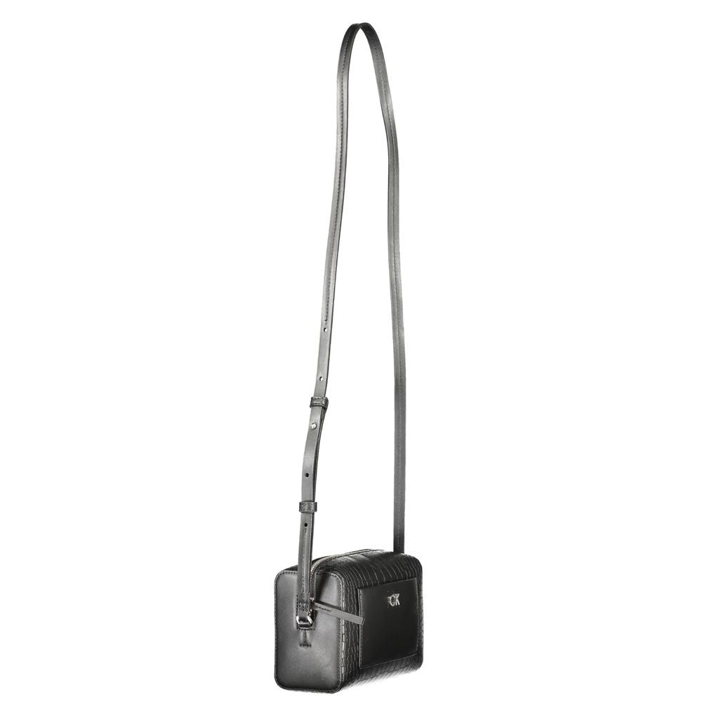 Sac à épaule pour femmes en polyester noir de Calvin Klein, avec détails élégants et logo discret visible sur l'image.