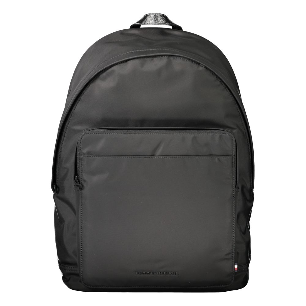 Sac à dos homme Tommy Hilfiger en polyester noir, avec poches zippées et logo emblématique visible sur le devant.