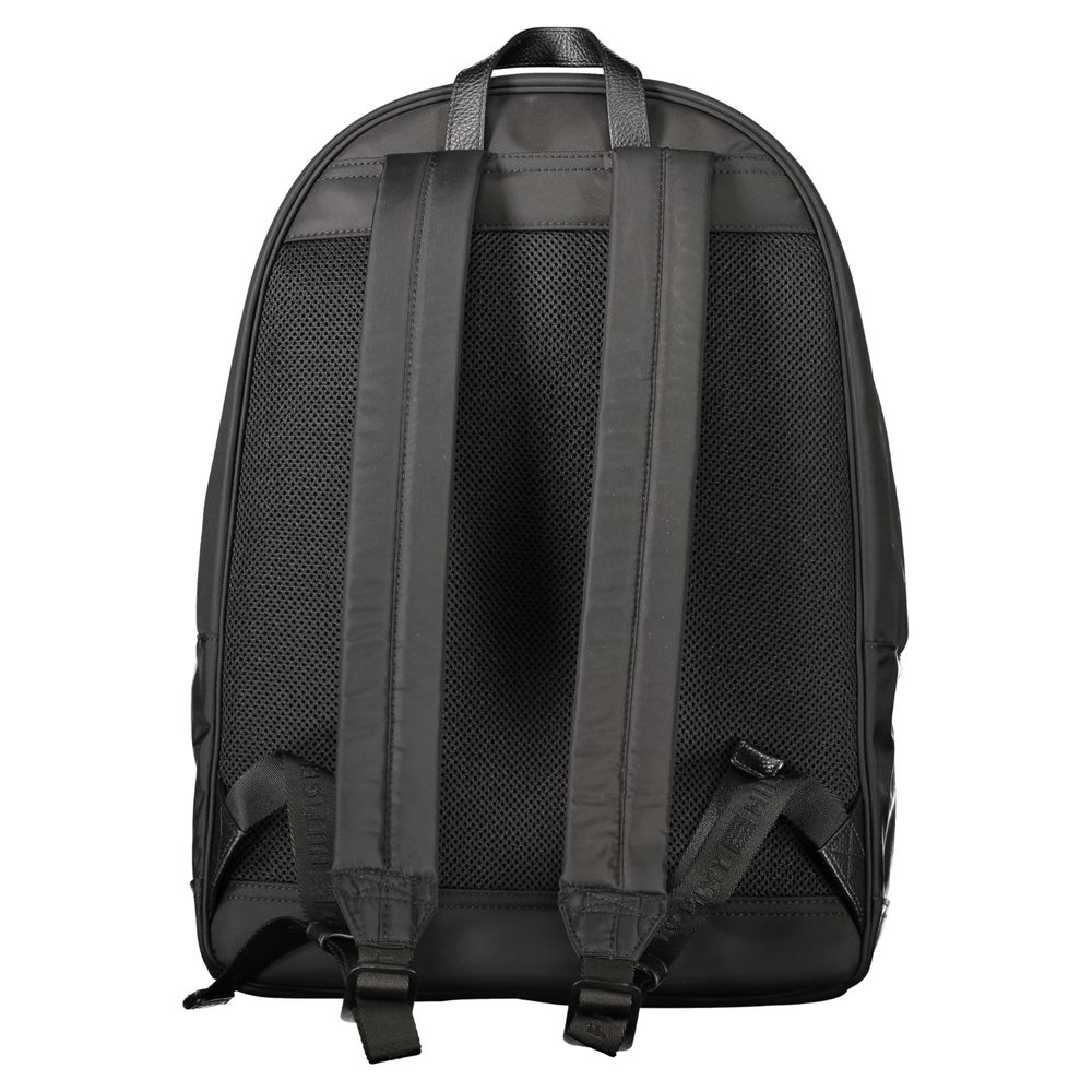 Sac à dos pour homme Tommy Hilfiger en polyester noir, avec compartiments et design moderne visible sur l'image.