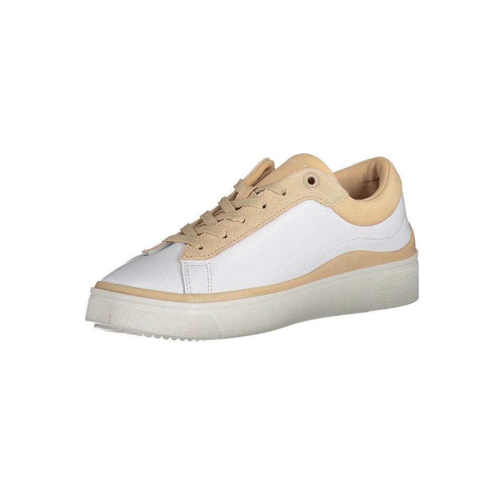 Sneakers blanches en polyester pour femmes de la marque Tommy Hilfiger, chaussures sportives élégantes avec détails modernes.