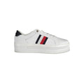 Pull homme en laine verte Tommy Hilfiger, coupe classique, porté sur un modèle, avec col rond et manches longues.