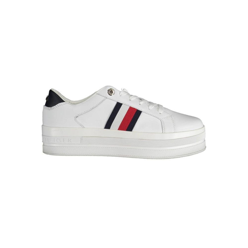 Pull homme en laine verte Tommy Hilfiger, coupe classique, porté sur un modèle, avec col rond et manches longues.