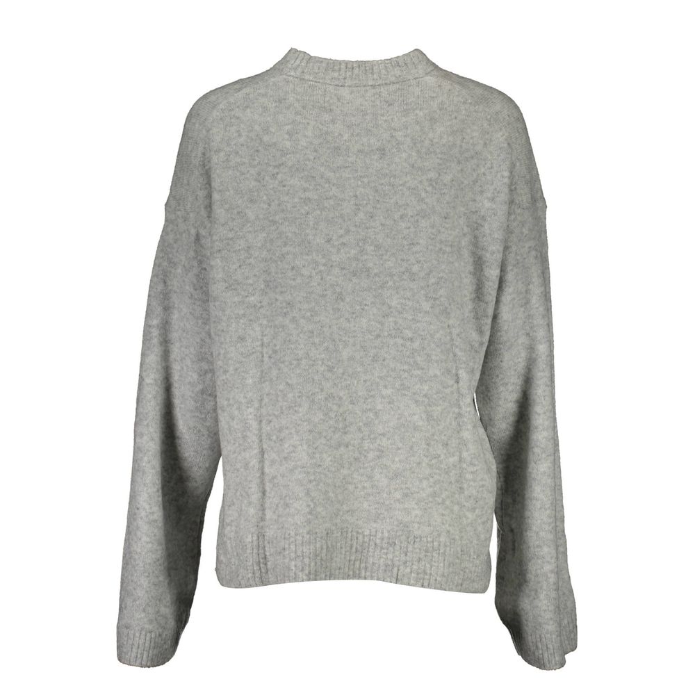 Pull pour femme Calvin Klein en acrylique gris, doux et confortable, avec un design épuré et moderne.