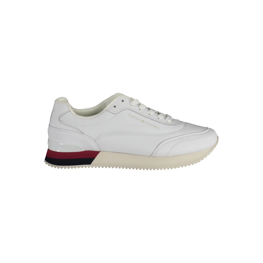 Chaussures sneakers blanches en cuir pour femmes Tommy Hilfiger, style décontracté et élégant, avec détails en toile et logo de la marque.