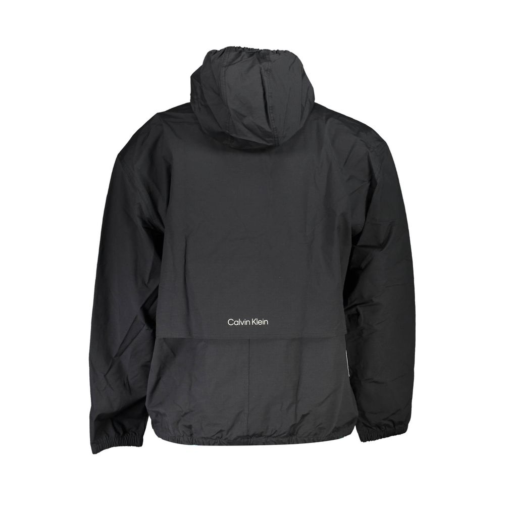 Veste noire en coton pour homme de la marque Calvin Klein, présente des détails de style et une coupe élégante.