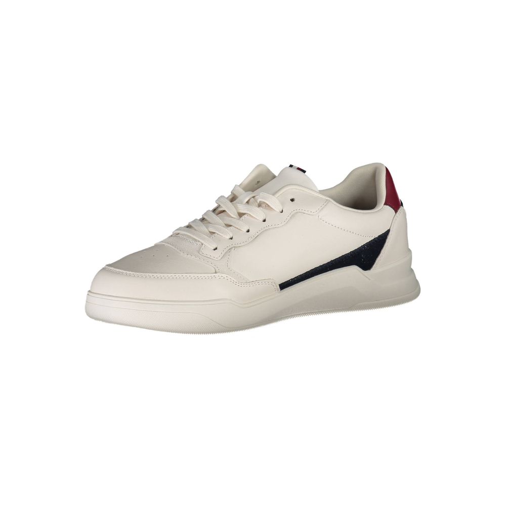 Sneakers blanches en cuir pour homme de Tommy Hilfiger, design élégant et moderne, vue de côté.