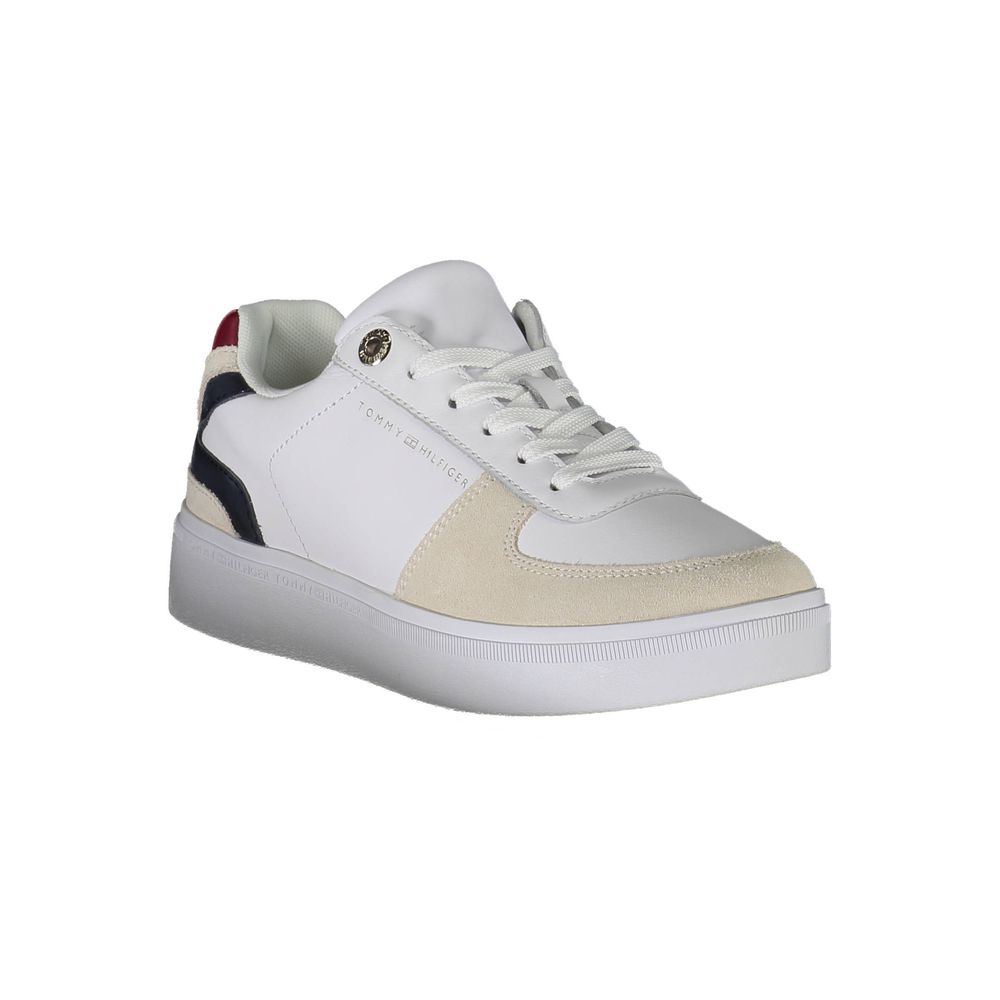 Sneaker femme en polyester blanc de Tommy Hilfiger, vue de côté, avec semelle blanche et design élégant.