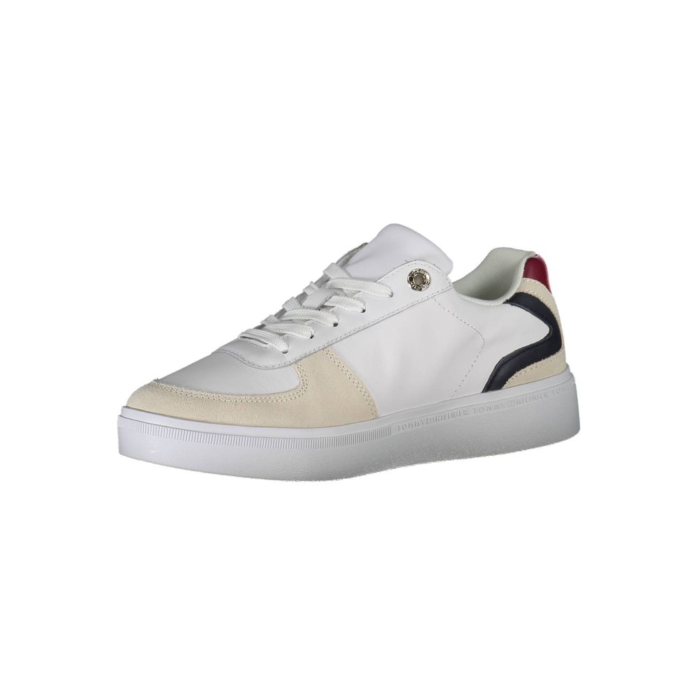 Sneakers pour femmes Tommy Hilfiger en polyester blanc, avec semelle blanche et design élégant.