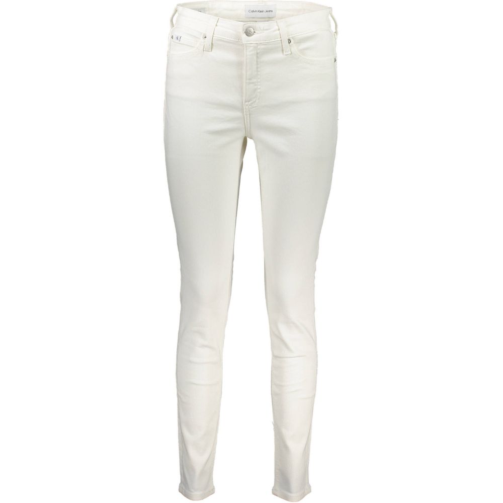 Jeans pour femmes Calvin Klein en coton blanc, coupe classique avec détails modernes, vue de face.