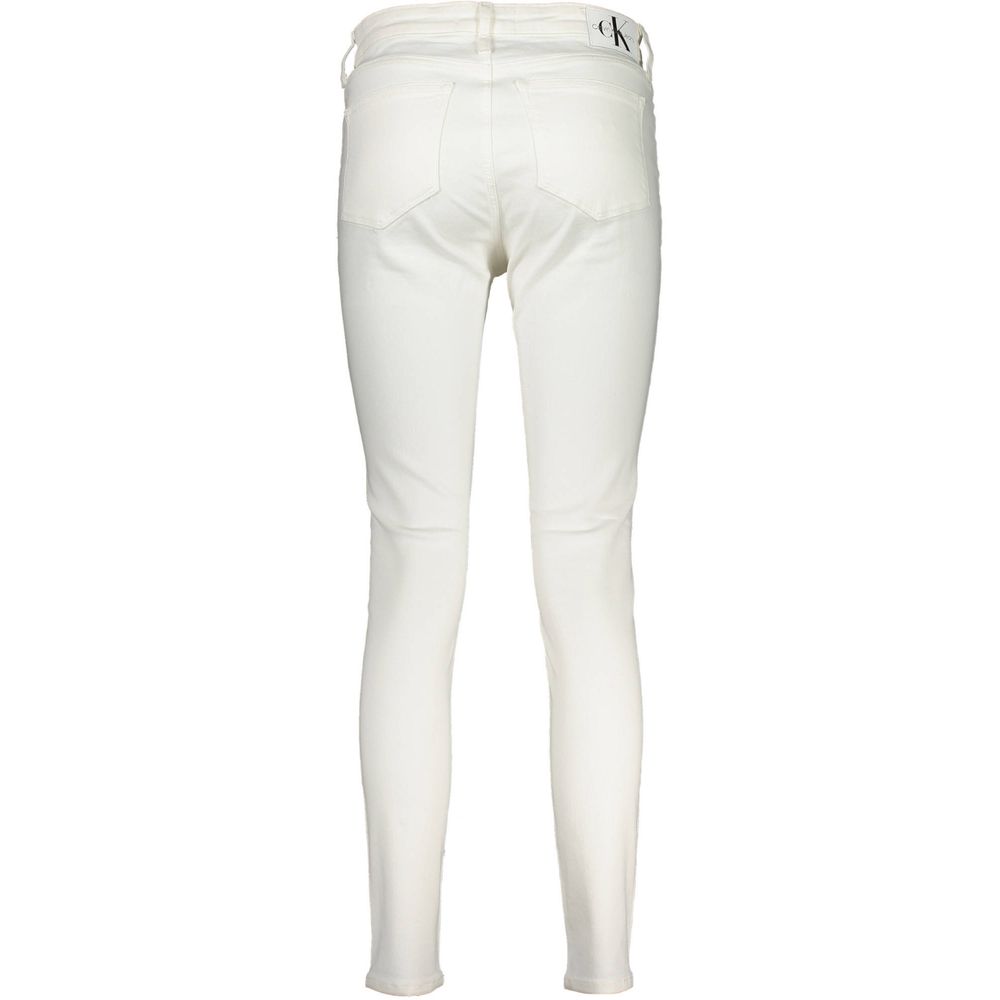 Jeans pour femmes Calvin Klein en coton blanc avec coupe classique, visibles avec détails de couture et fermeture éclair.