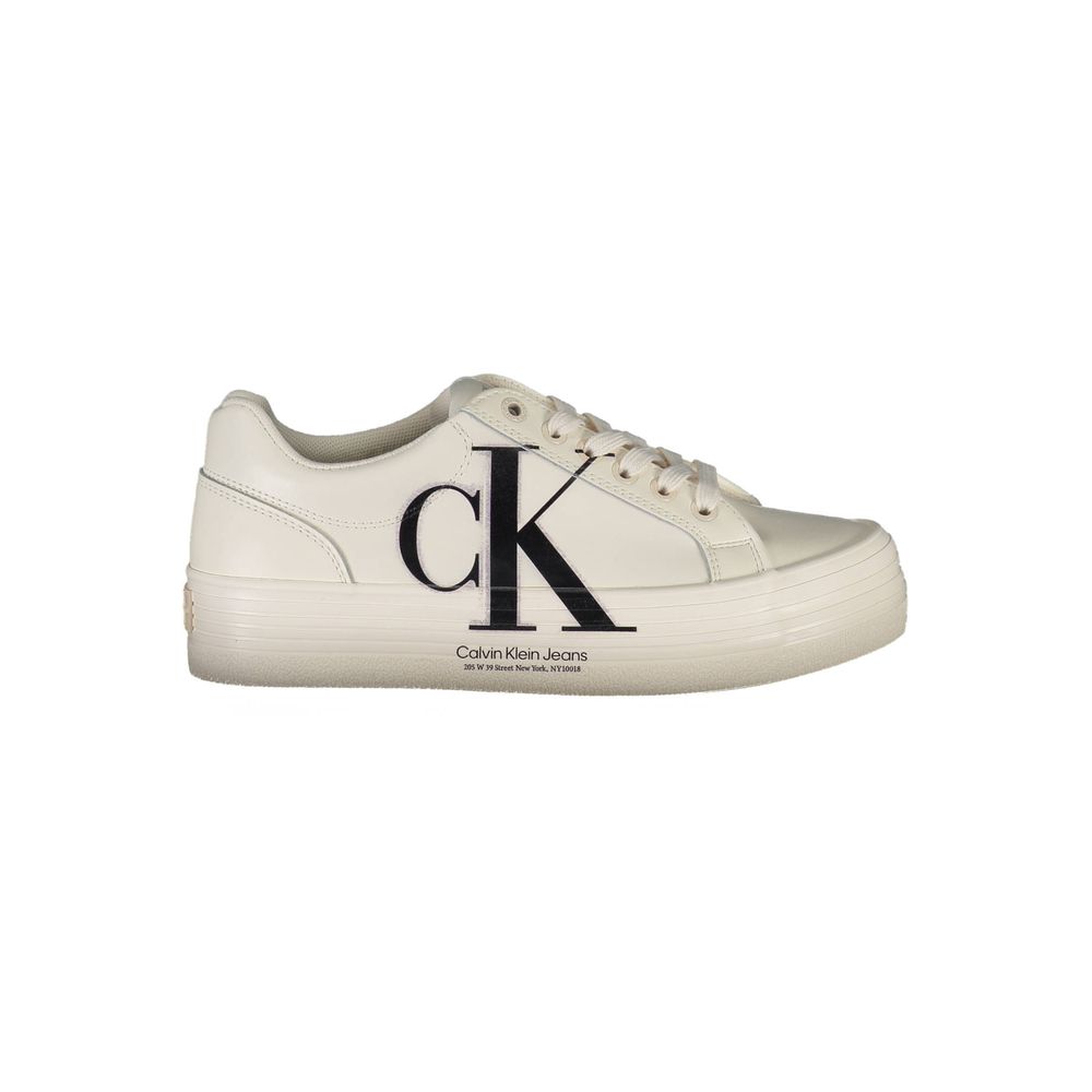 Chaussures femmes en cuir blanc de Calvin Klein, sneakers élégants avec semelle blanche et design épuré.