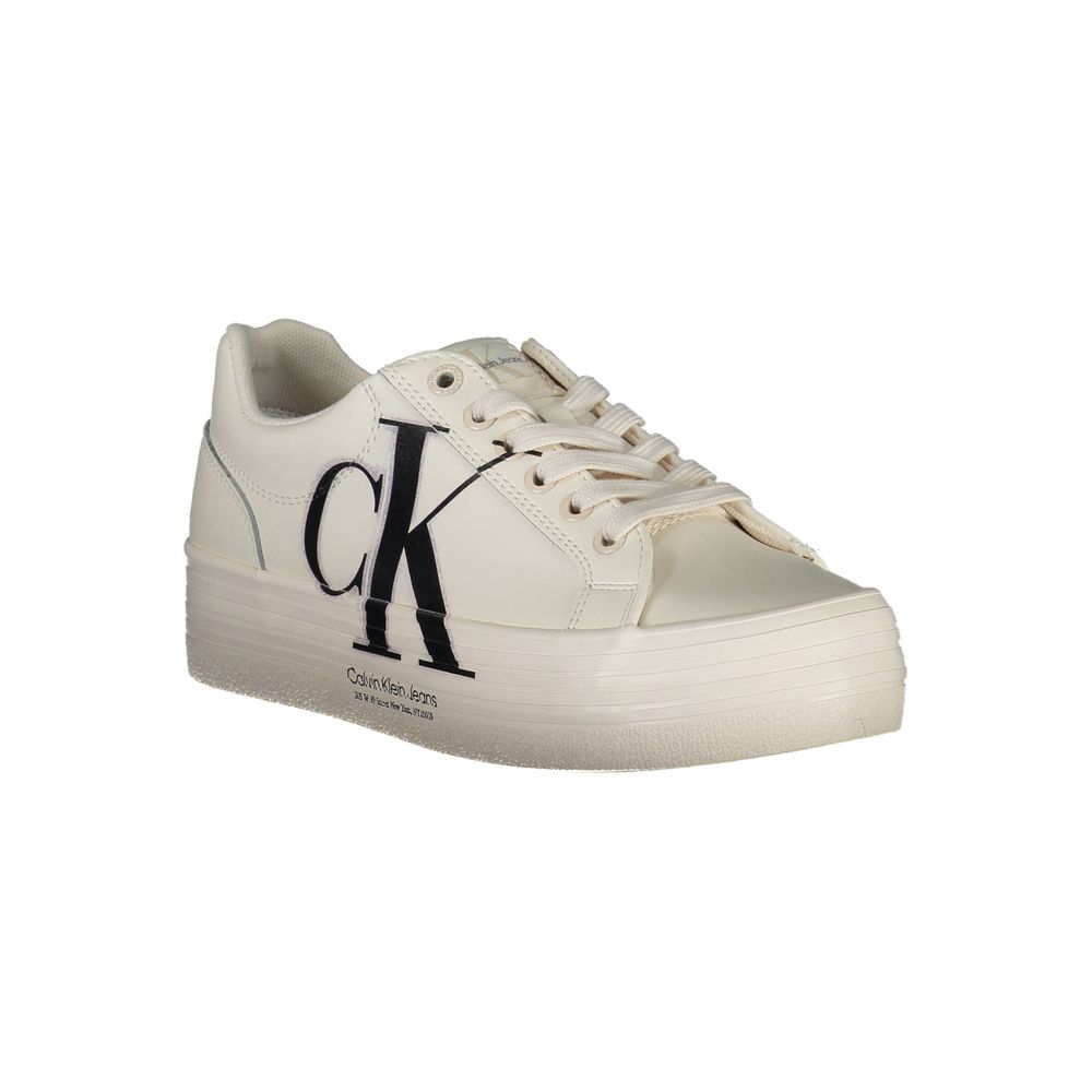 Sneakers en cuir blanc pour femmes de Calvin Klein, vue de face, avec semelle blanche et design épuré.