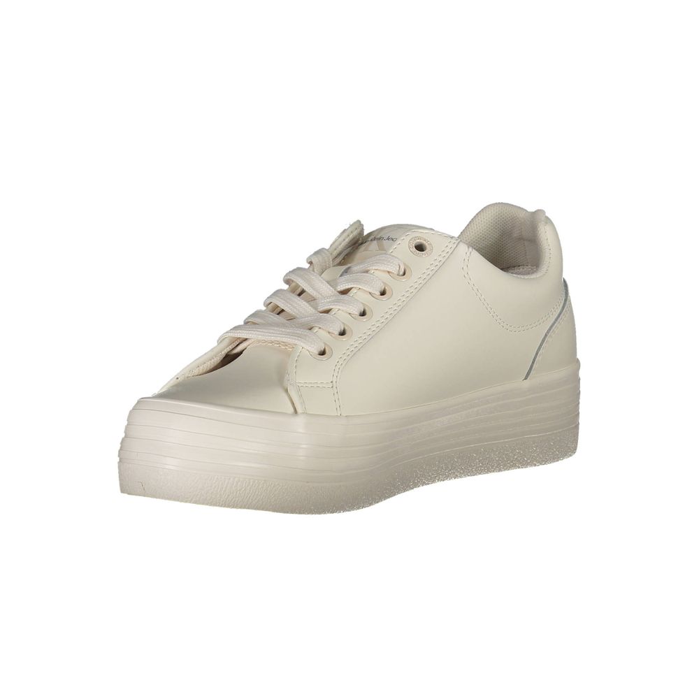 Sneakers femmes en cuir blanc de Calvin Klein, style décontracté avec semelle blanche et design épuré, vue de côté.