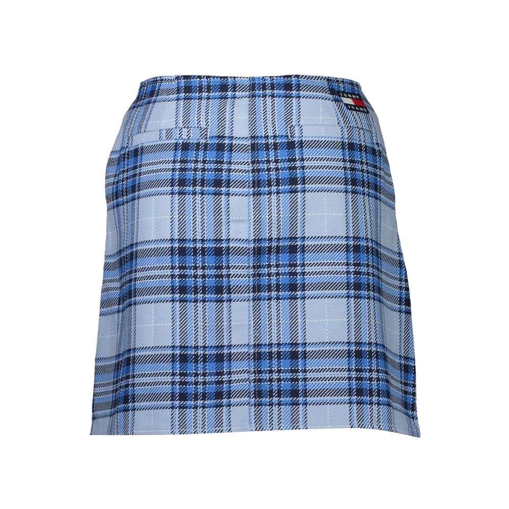Jupe en coton bleue pour femmes Tommy Hilfiger, coupe élégante et moderne, portée sur un fond neutre.