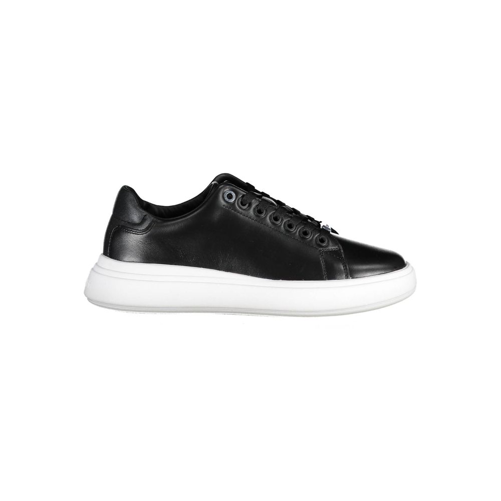 Sneakers en cuir noir Calvin Klein pour femme, design moderne, semelle blanche, vue de côté.