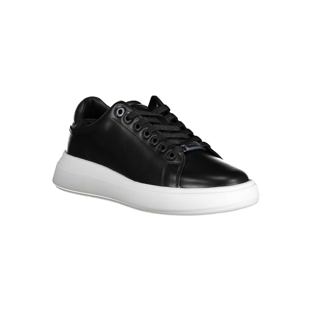 Sneakers en cuir noir Calvin Klein pour femme, style décontracté avec semelle blanche et design épuré.