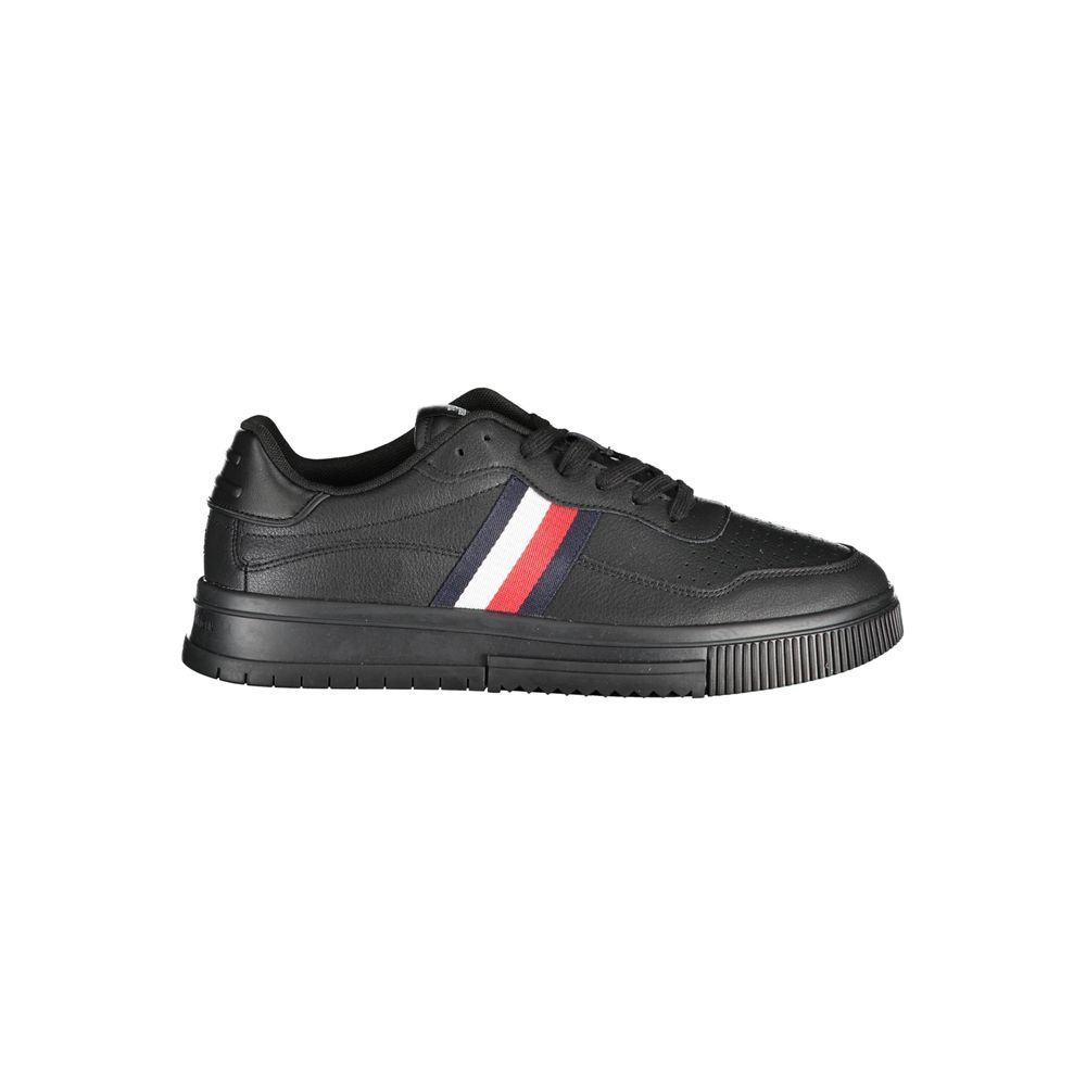 Chaussures sneakers en cuir noir pour homme de la marque Tommy Hilfiger, vue de face, avec détails de la semelle et du logo.