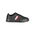 Chaussures sneakers en cuir noir pour homme de la marque Tommy Hilfiger, vue de face, avec détails de la semelle et du logo.