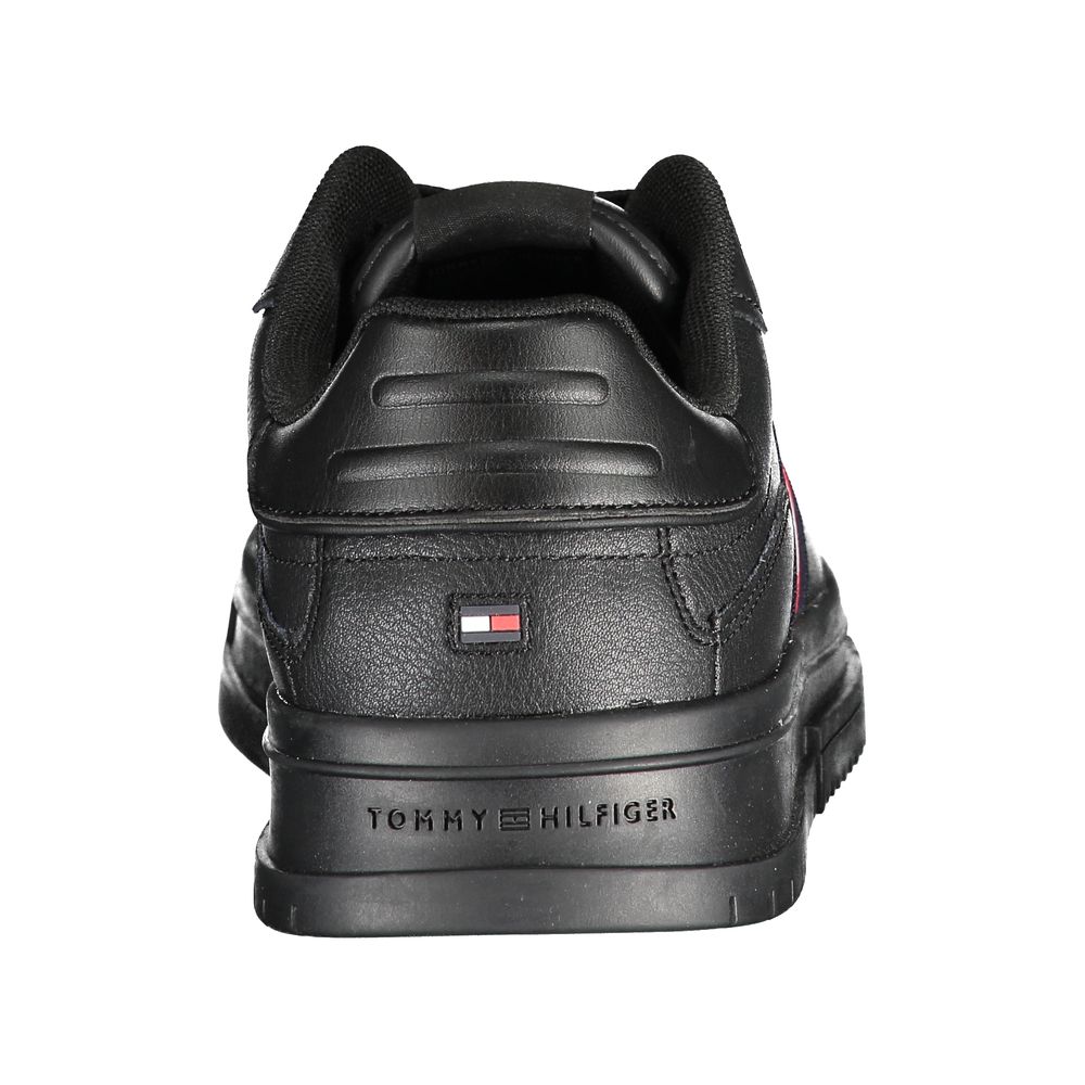 Chaussures sneakers en cuir noir pour homme de la marque Tommy Hilfiger, vue de côté.