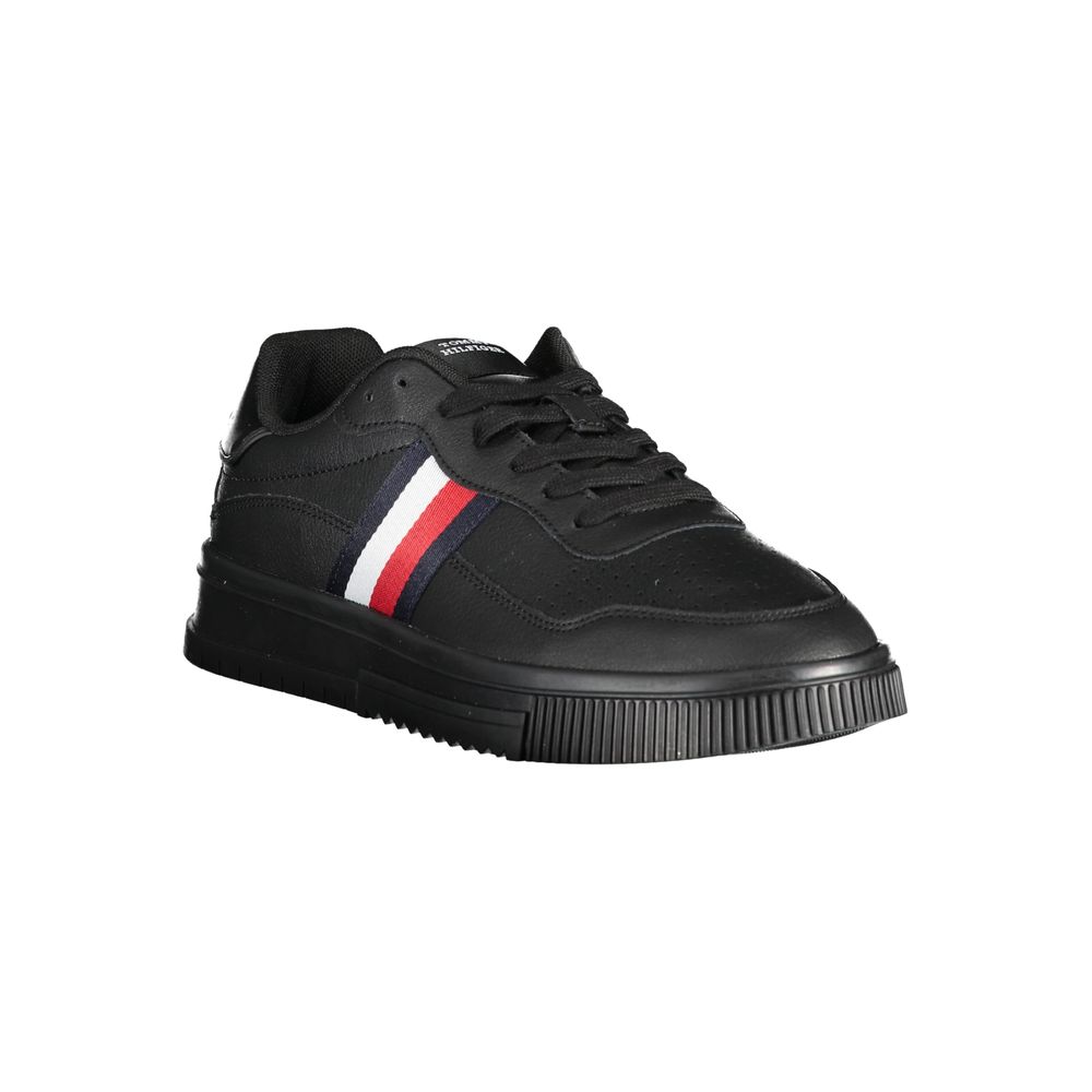 Chaussure de sneakers en cuir noir pour homme de la marque Tommy Hilfiger, vue de face.
