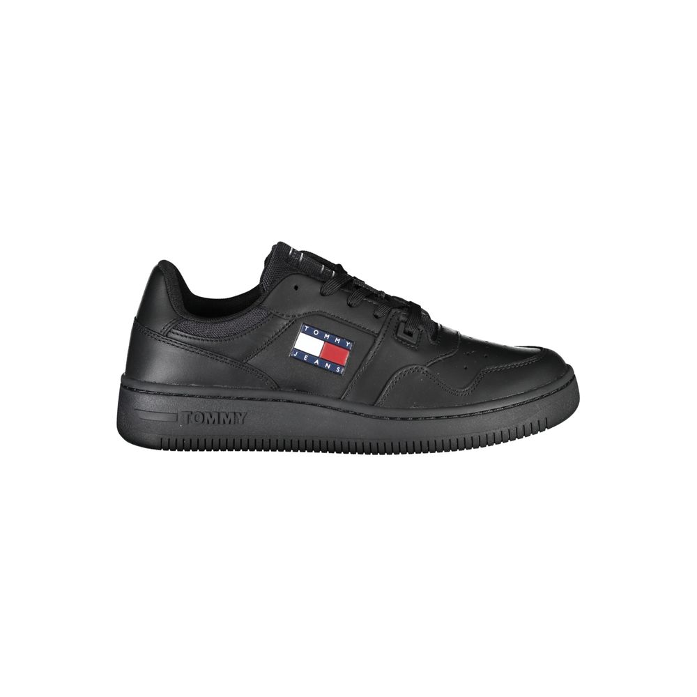 Sneakers en cuir noir pour femmes de la marque Tommy Hilfiger, style décontracté et moderne.