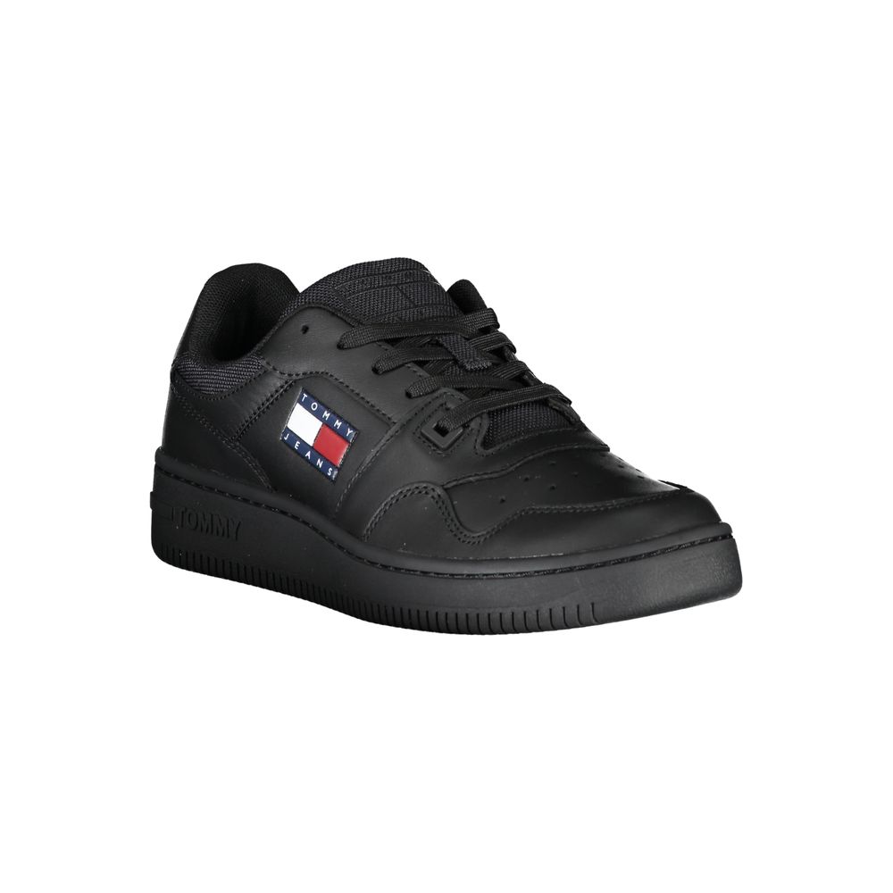Sneakers pour femmes en cuir noir de Tommy Hilfiger, design élégant avec semelle blanche et détails de marque.