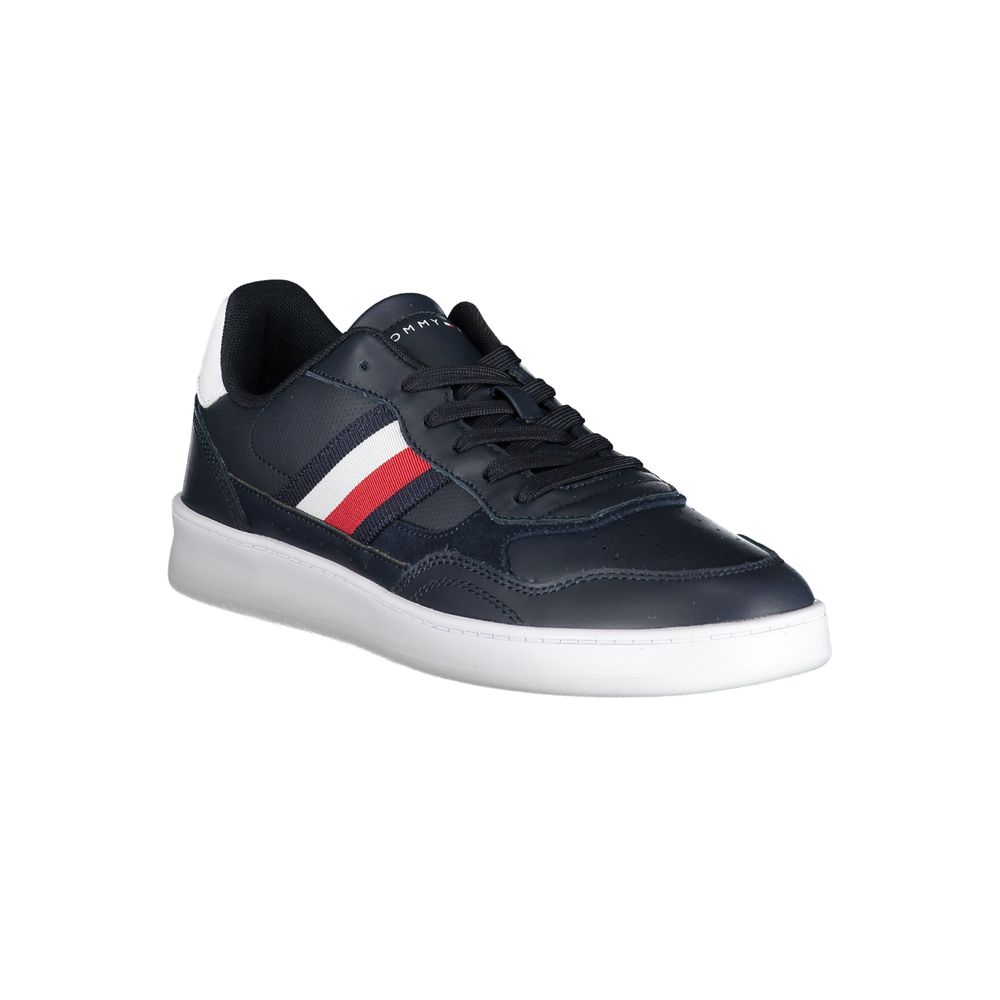 Sneaker homme Tommy Hilfiger en polyuréthane bleu, vue rapprochée du côté, avec semelle blanche et design moderne.