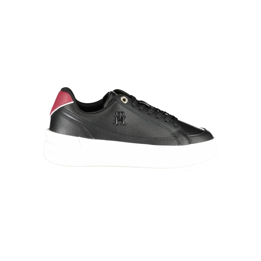 Chaussures sneakers en cuir noir pour femmes de la marque Tommy Hilfiger, avec design élégant et détails modernes.