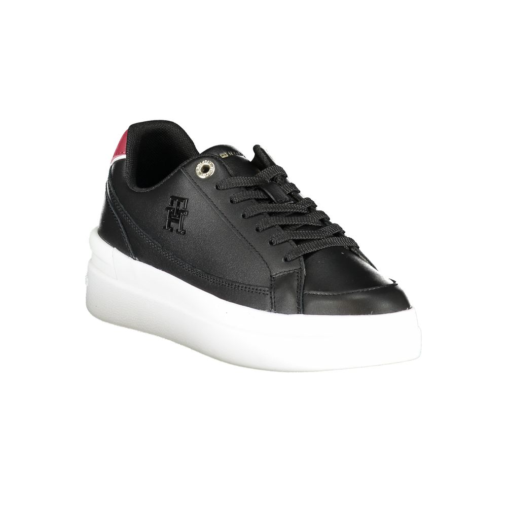 Chaussures femmes Tommy Hilfiger en cuir noir, baskets sneakers élégantes avec détails blancs et logo de la marque.