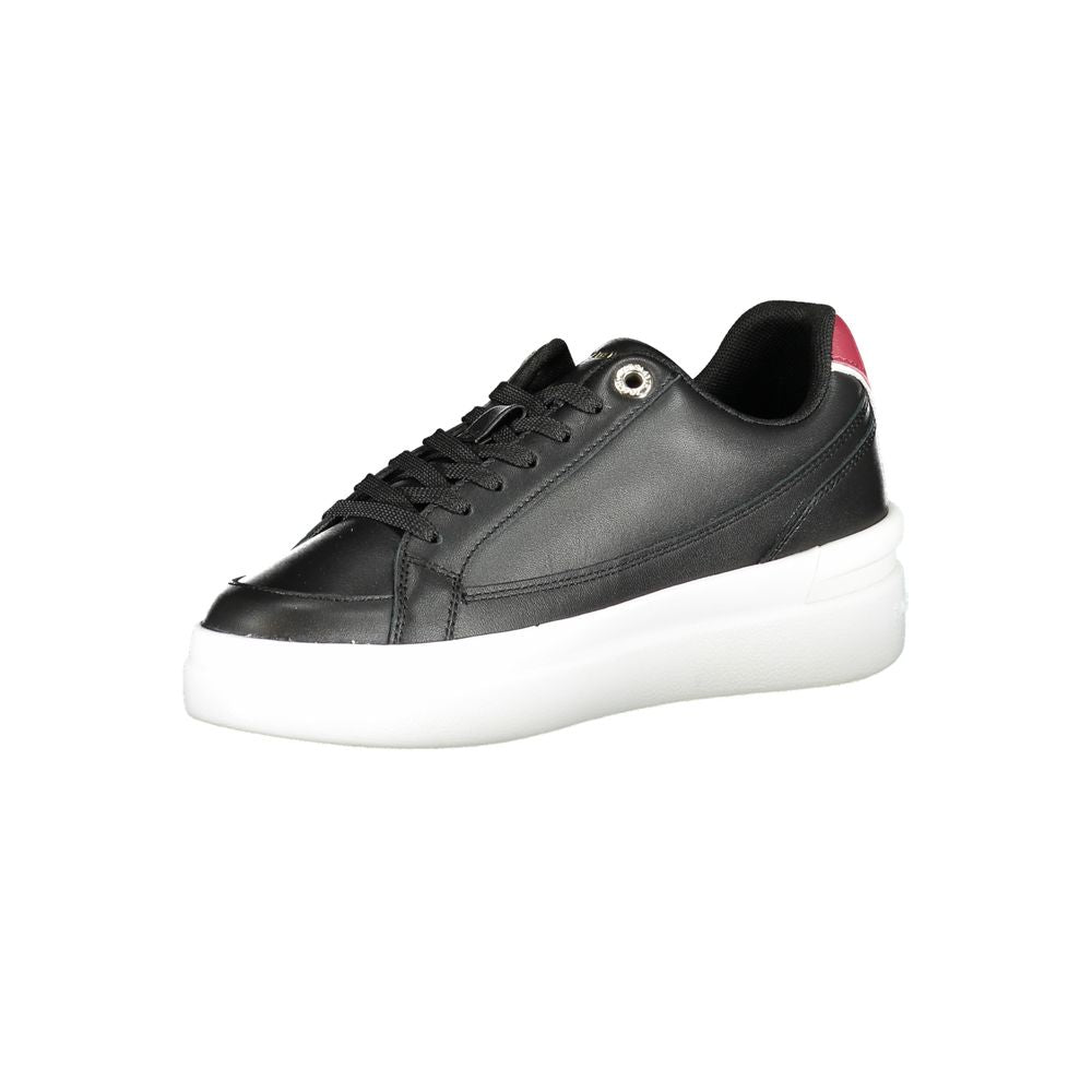 Sneaker pour femmes en cuir noir de Tommy Hilfiger, avec semelle blanche et détails élégants.