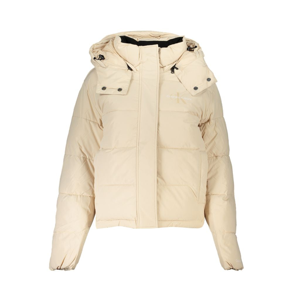 Veste beige en polyester pour femme de la marque Calvin Klein, vue en gros plan, détail du tissu et de la coupe.