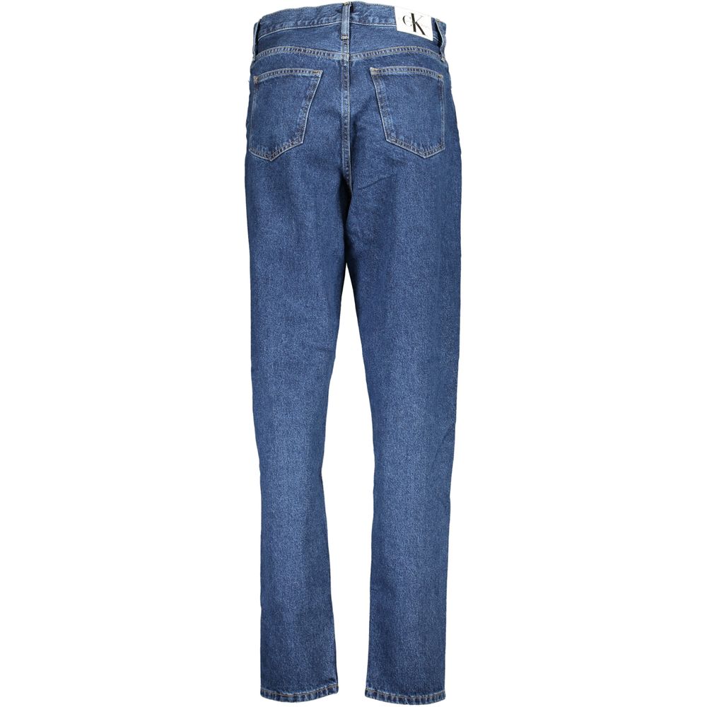 Jeans femme en coton de Calvin Klein Blu, coupe classique, détails en denim, porté et style décontracté visible.