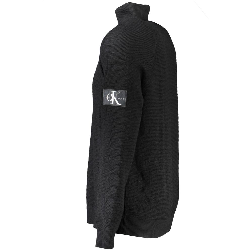 Pull homme Calvin Klein en laine noire, doux et chaud, avec col rond et logo discret sur la poitrine.