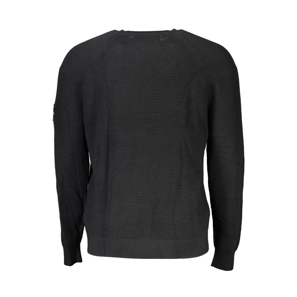 Pull homme Calvin Klein en laine noire, coupe classique, doux et chaud, porté sur un mannequin.