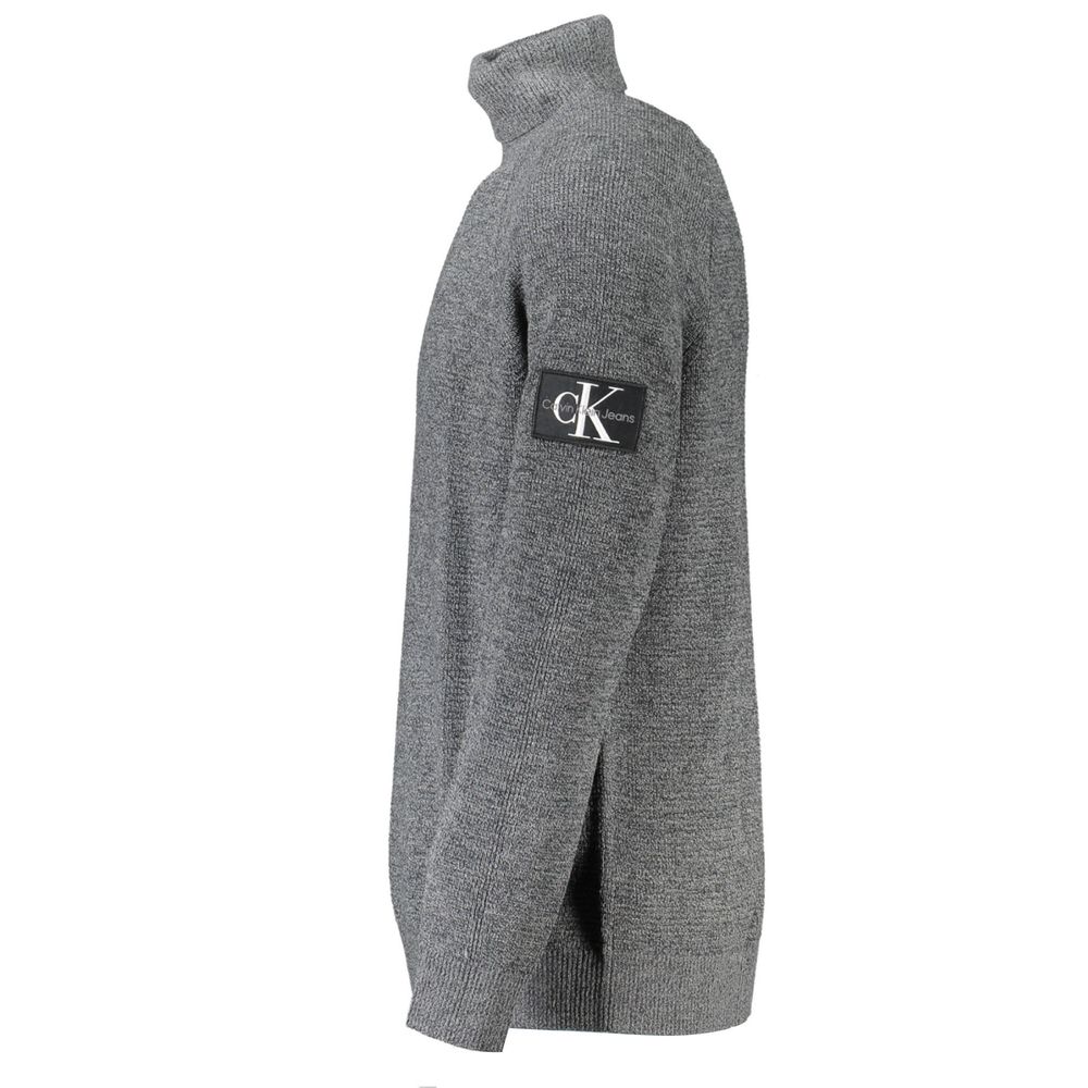 Pull gris en laine pour homme de la marque Calvin Klein, coupe classique, porté sur un mannequin.