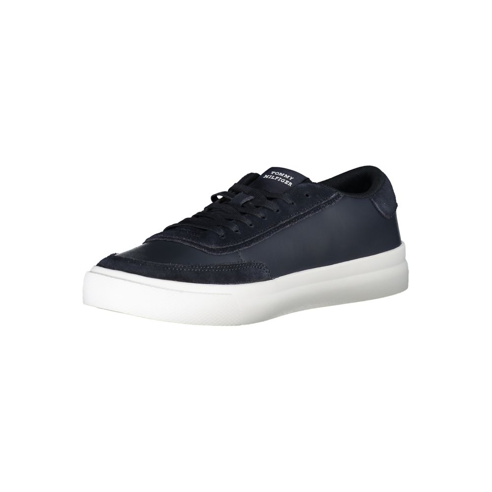 Chaussure sneaker pour homme Tommy Hilfiger en cuir bleu, vue de profil, avec semelle blanche et détails de marque visibles.